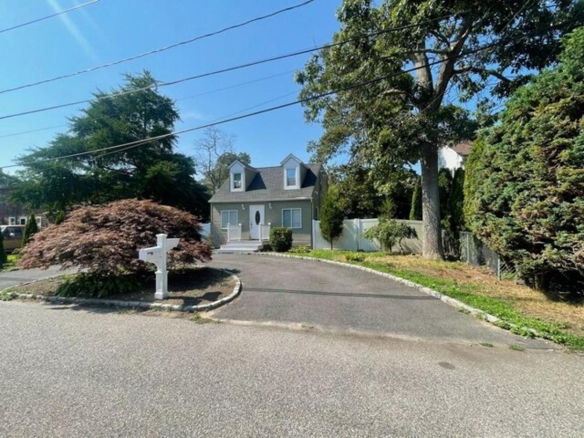 Picture of Home For Sale in Mastic Beach, New York, United States