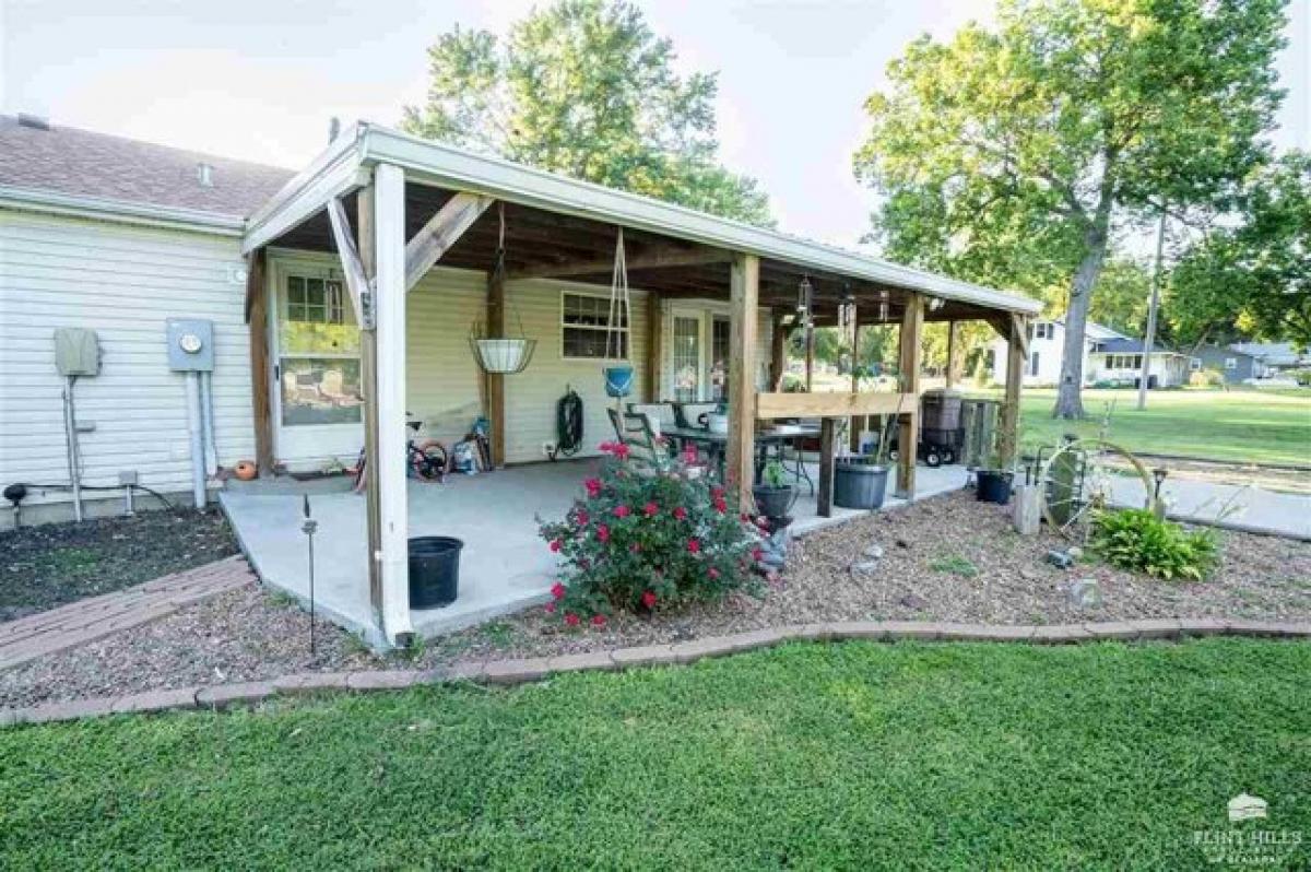 Picture of Home For Sale in Leonardville, Kansas, United States