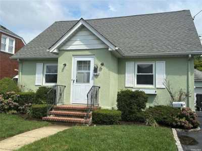 Home For Rent in Glen Cove, New York