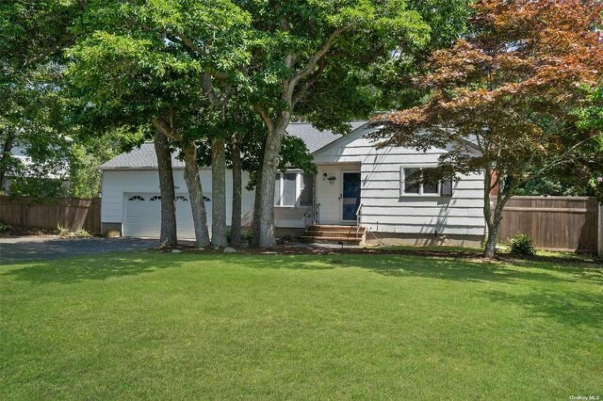 Picture of Home For Sale in Center Moriches, New York, United States