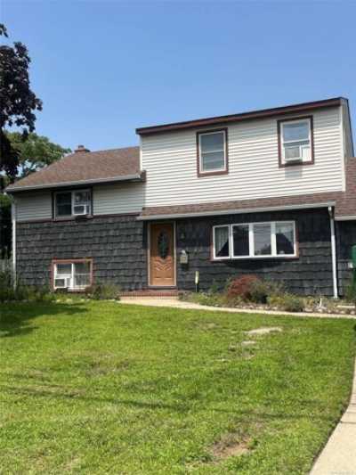 Home For Sale in Bay Shore, New York