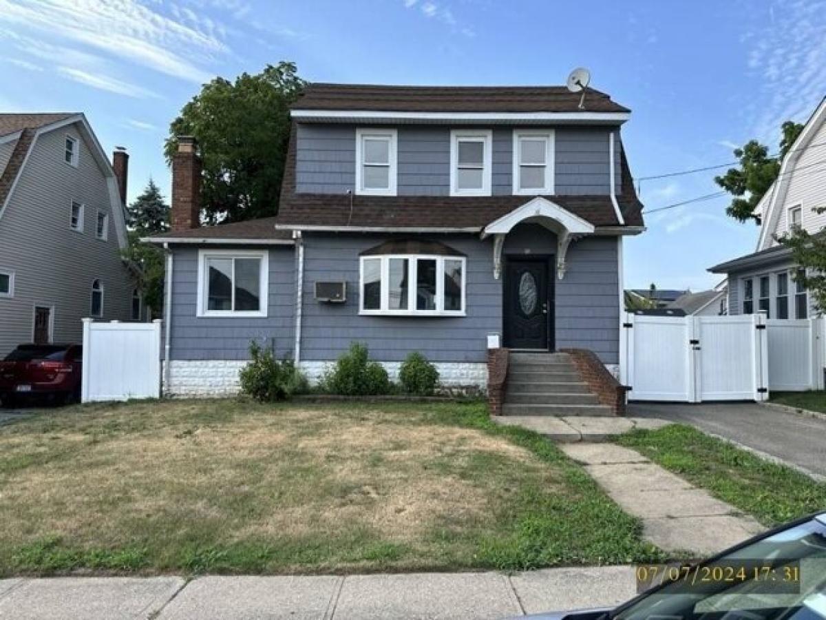 Picture of Home For Sale in Baldwin, New York, United States