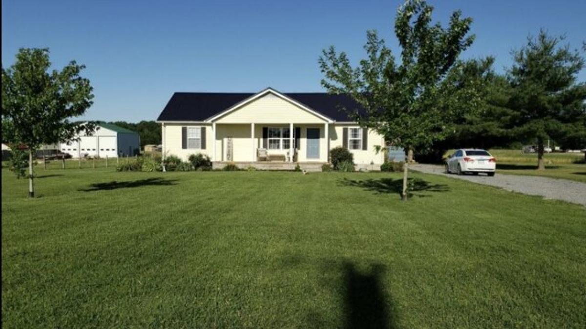 Picture of Home For Sale in Westmoreland, Tennessee, United States