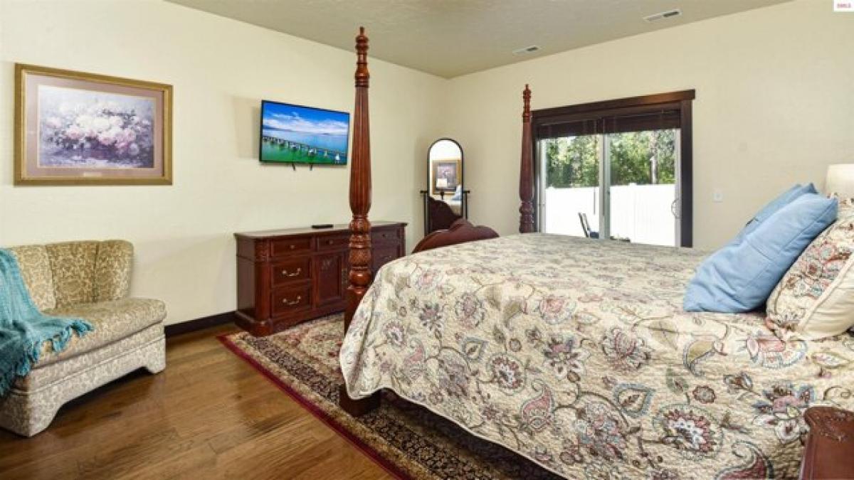 Picture of Home For Sale in Sagle, Idaho, United States