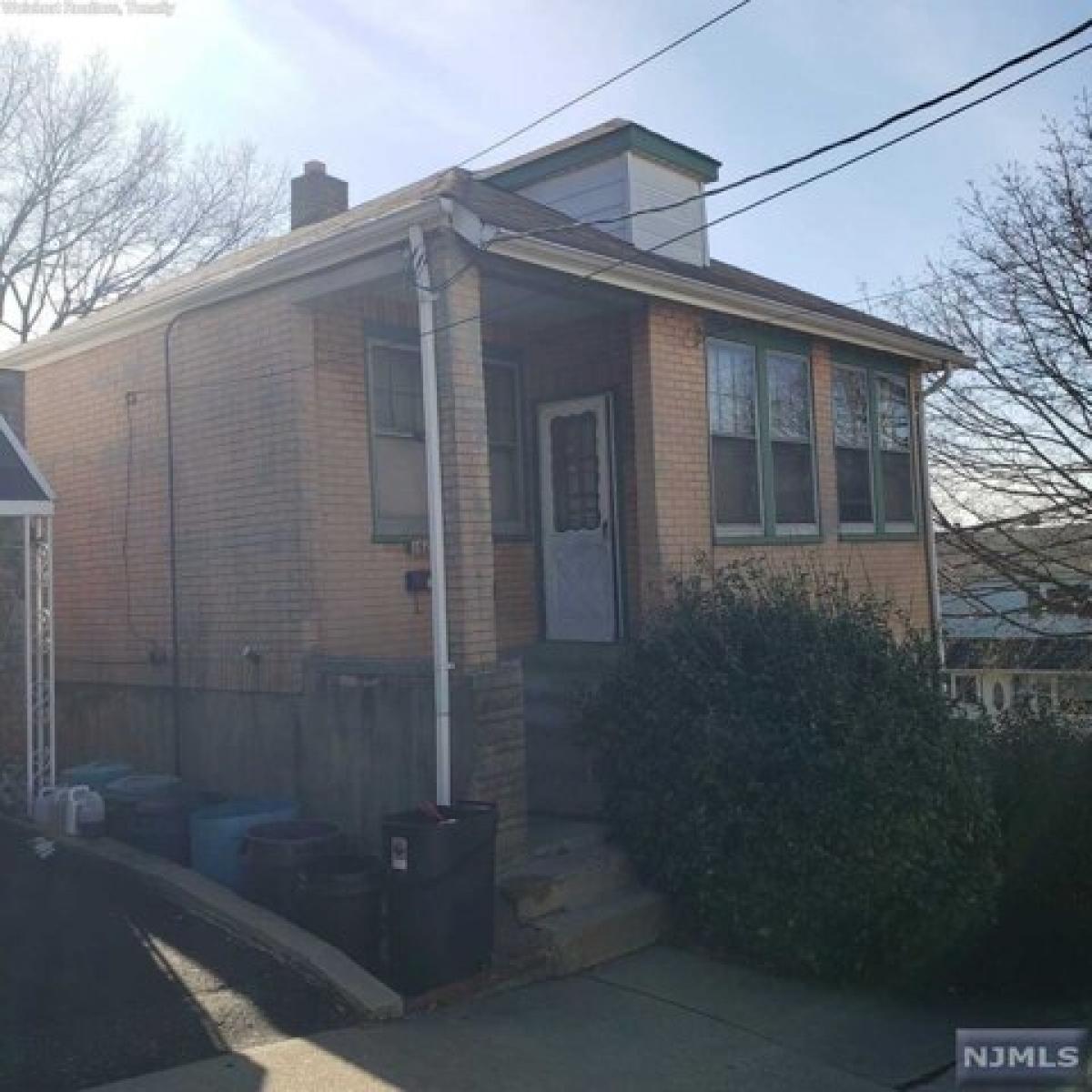 Picture of Home For Sale in North Bergen, New Jersey, United States