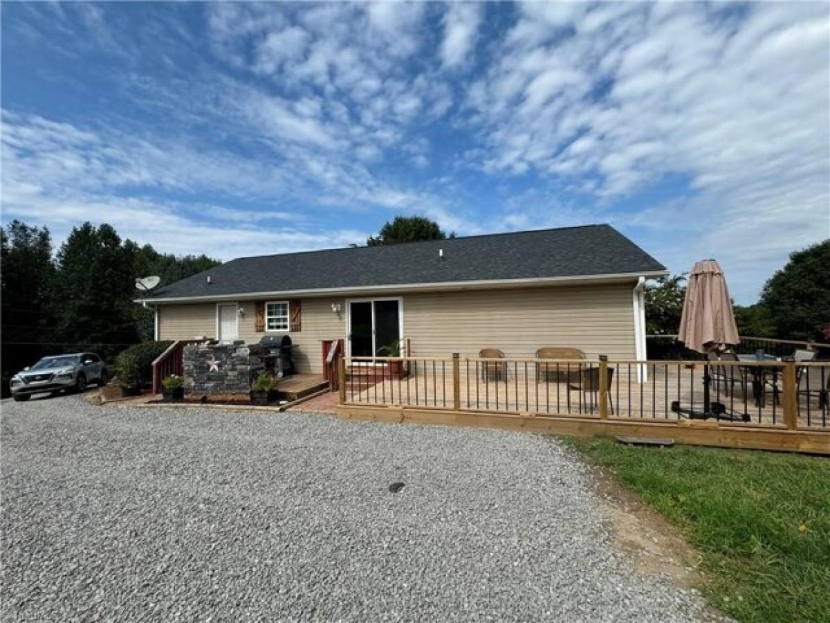 Picture of Home For Sale in Dobson, North Carolina, United States