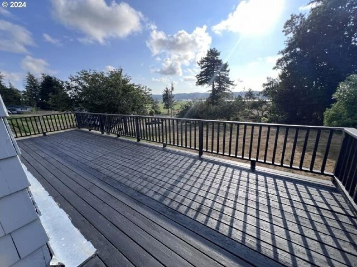 Picture of Home For Sale in Astoria, Oregon, United States