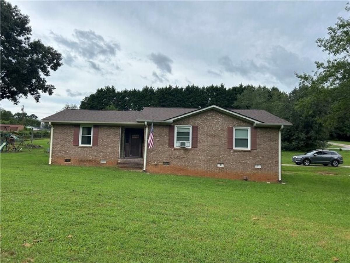 Picture of Home For Sale in Williamston, South Carolina, United States