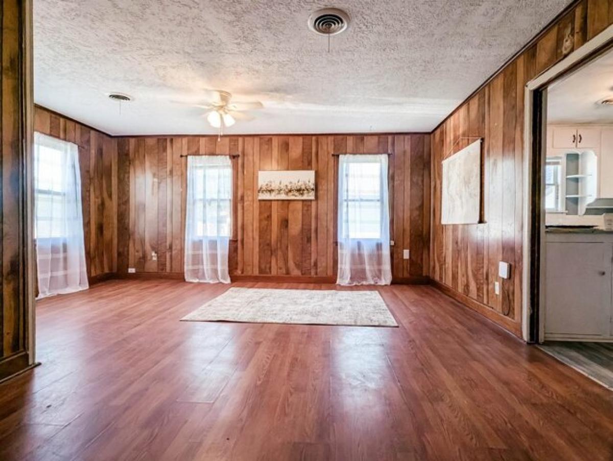 Picture of Home For Sale in Enid, Oklahoma, United States