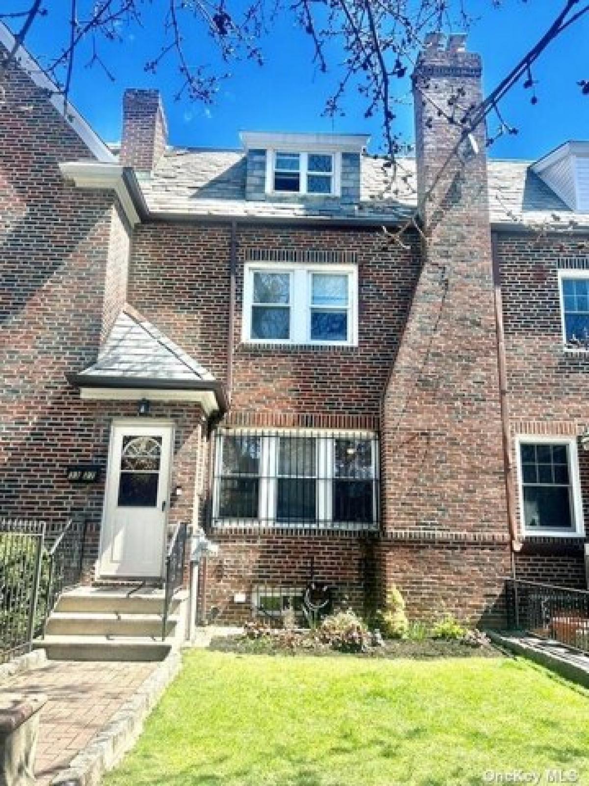 Picture of Home For Sale in Jackson Heights, New York, United States