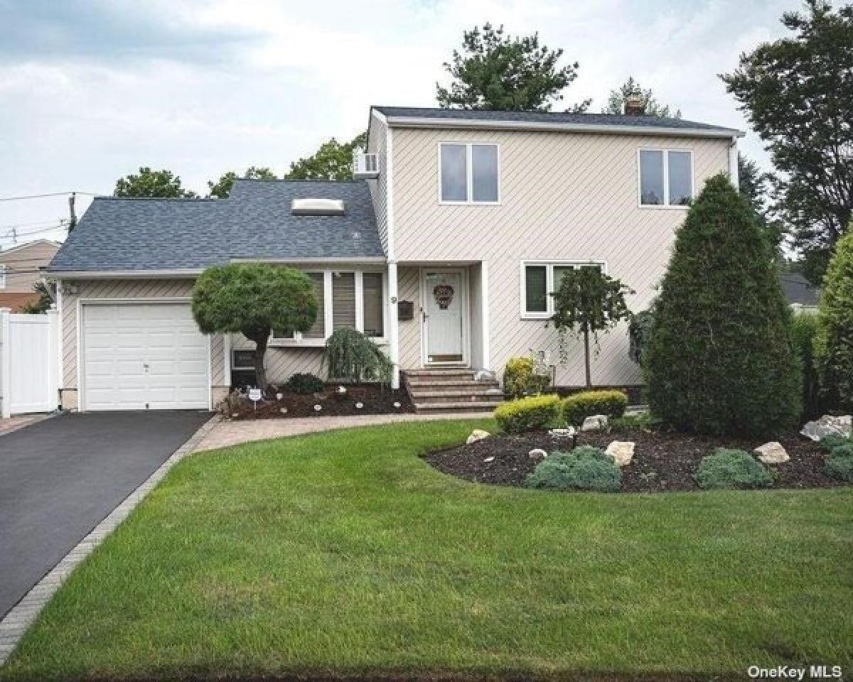 Picture of Home For Sale in Massapequa, New York, United States