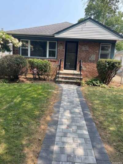 Home For Sale in Glen Oaks, New York