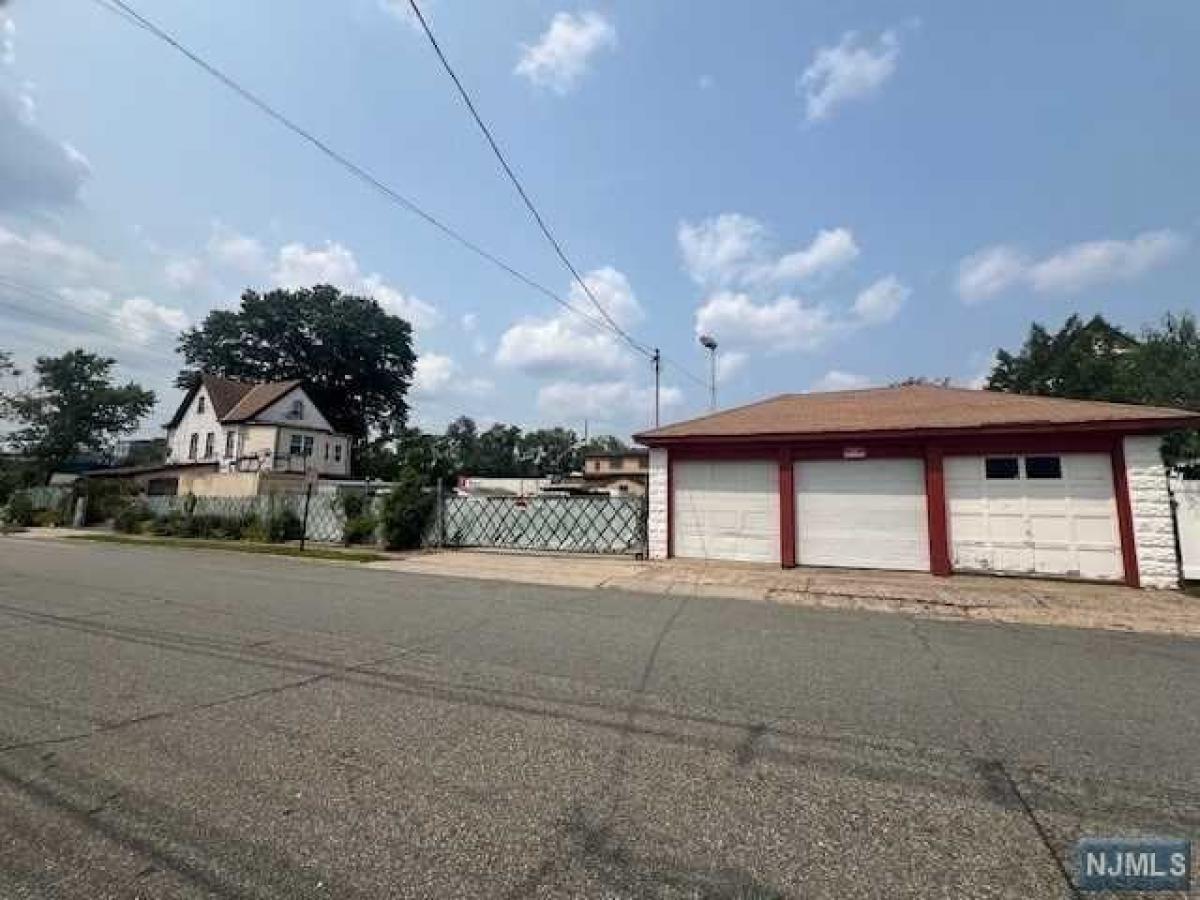 Picture of Home For Sale in Garfield, New Jersey, United States