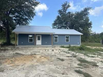 Home For Sale in Grand Ridge, Florida