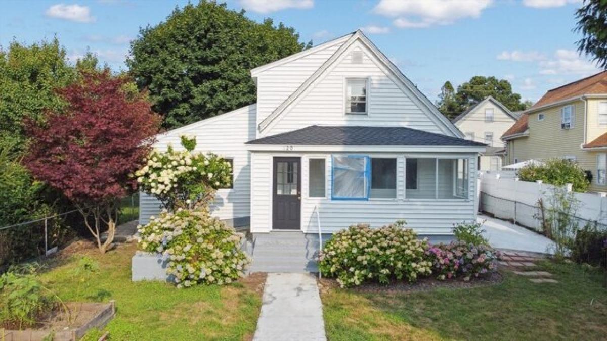 Picture of Home For Sale in Stoughton, Massachusetts, United States