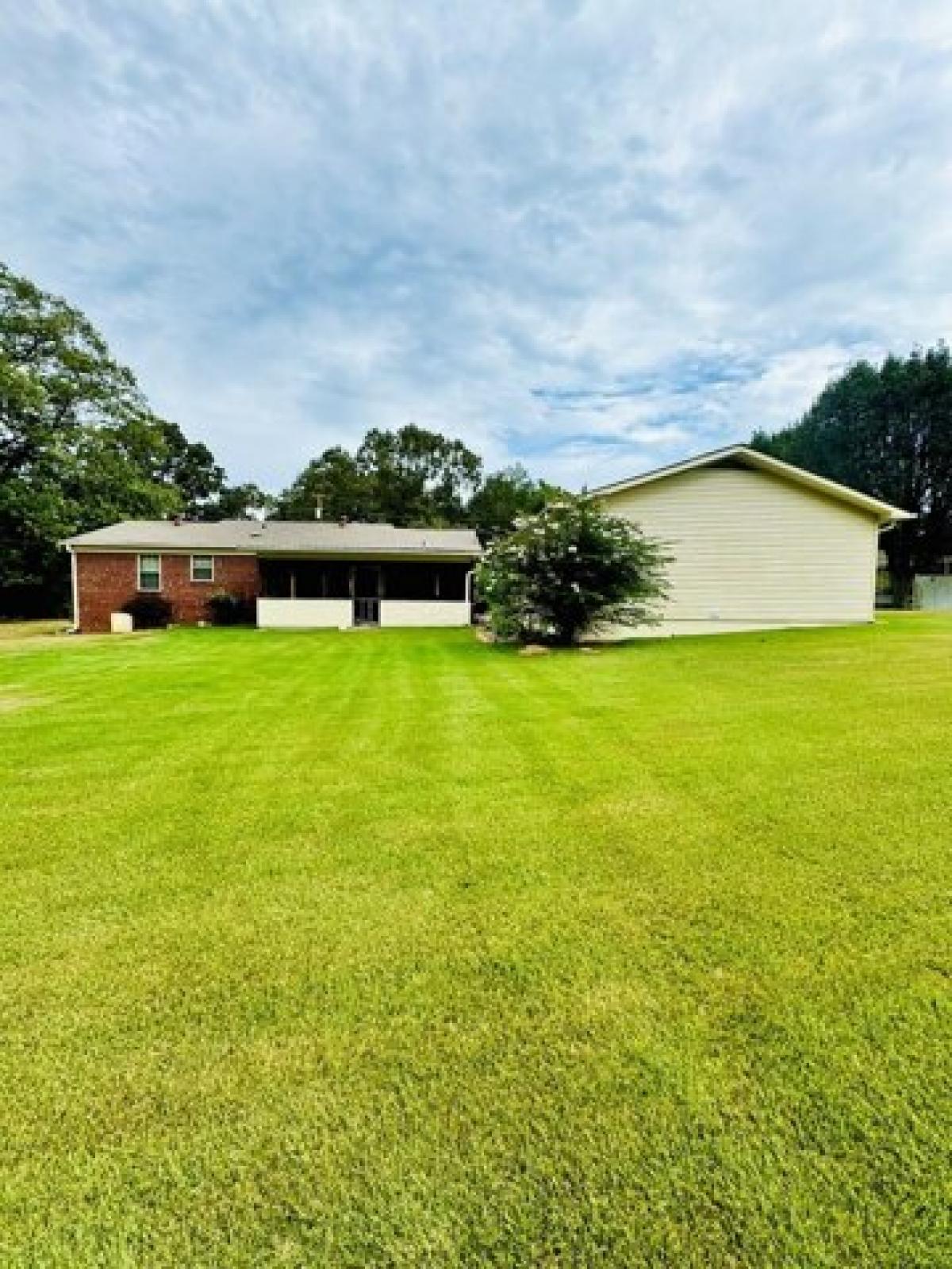 Picture of Home For Sale in Hollow Rock, Tennessee, United States