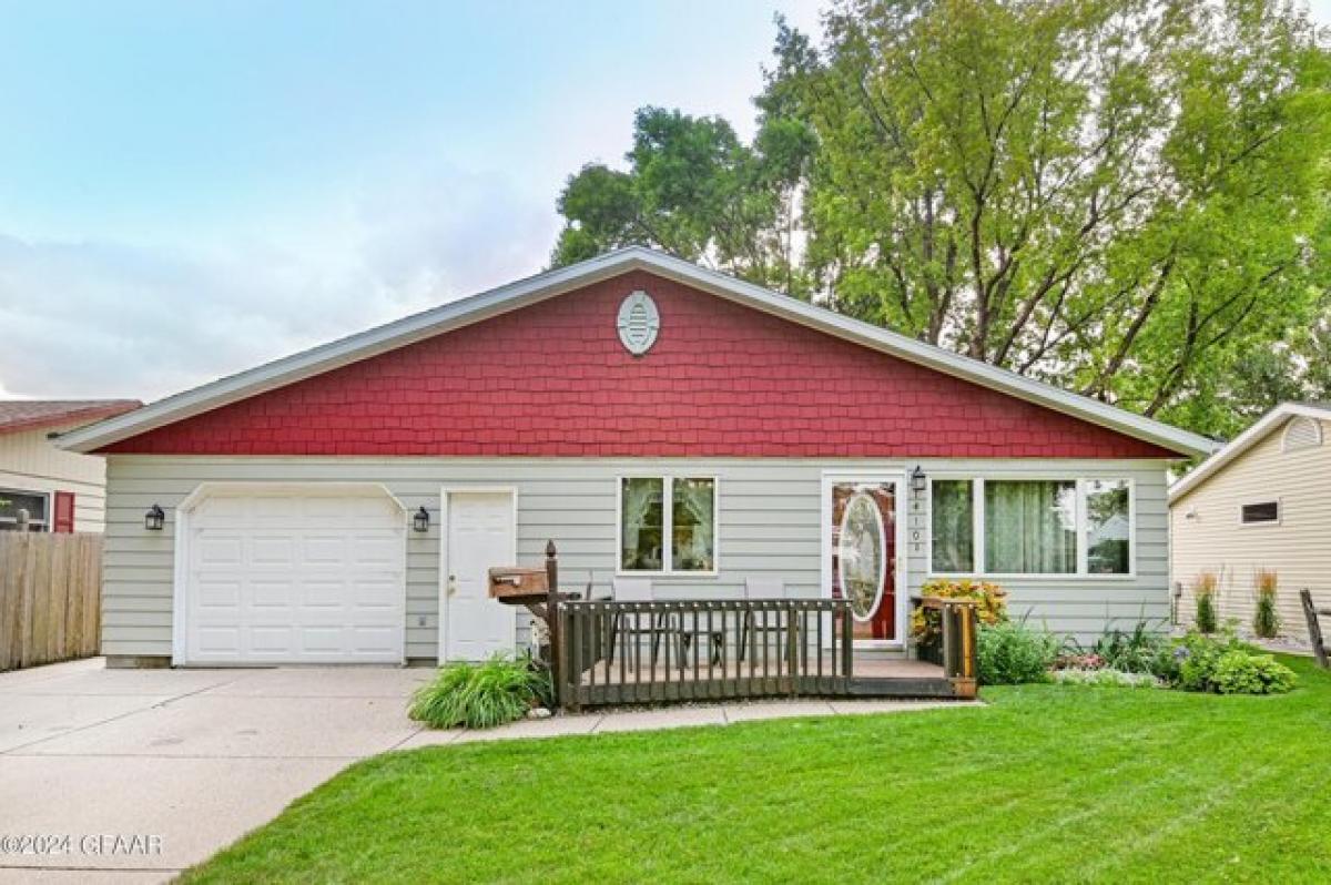 Picture of Home For Sale in Grand Forks, North Dakota, United States