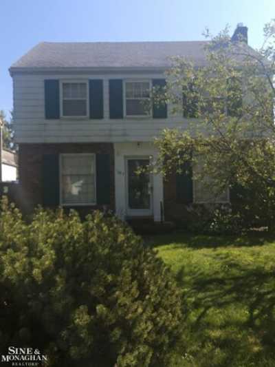 Home For Rent in Grosse Pointe Woods, Michigan