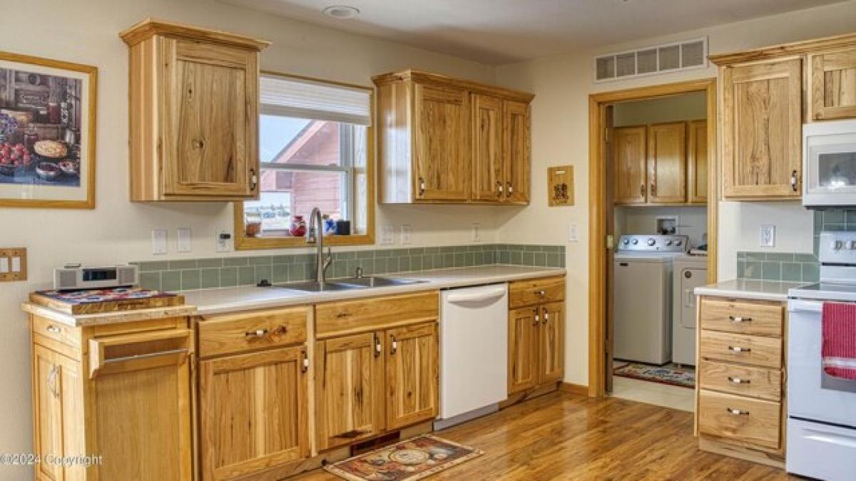 Picture of Home For Sale in Moorcroft, Wyoming, United States