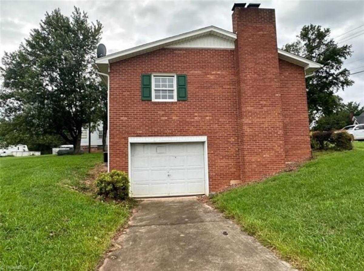 Picture of Home For Sale in Millers Creek, North Carolina, United States