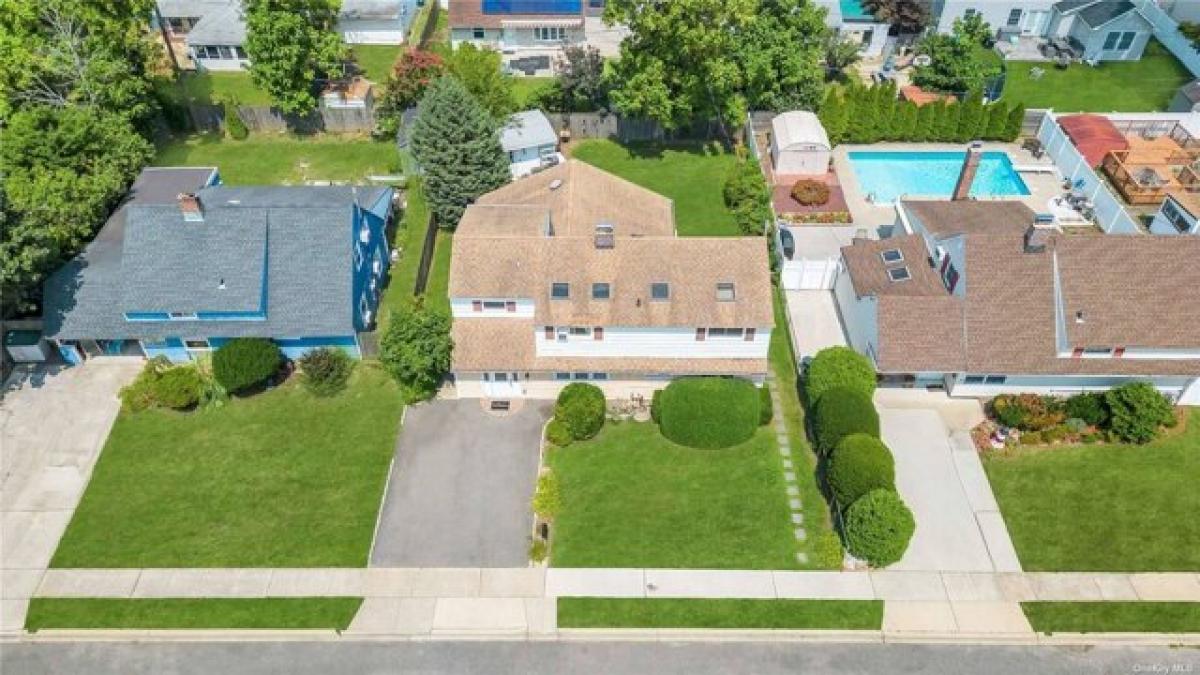 Picture of Home For Sale in Levittown, New York, United States