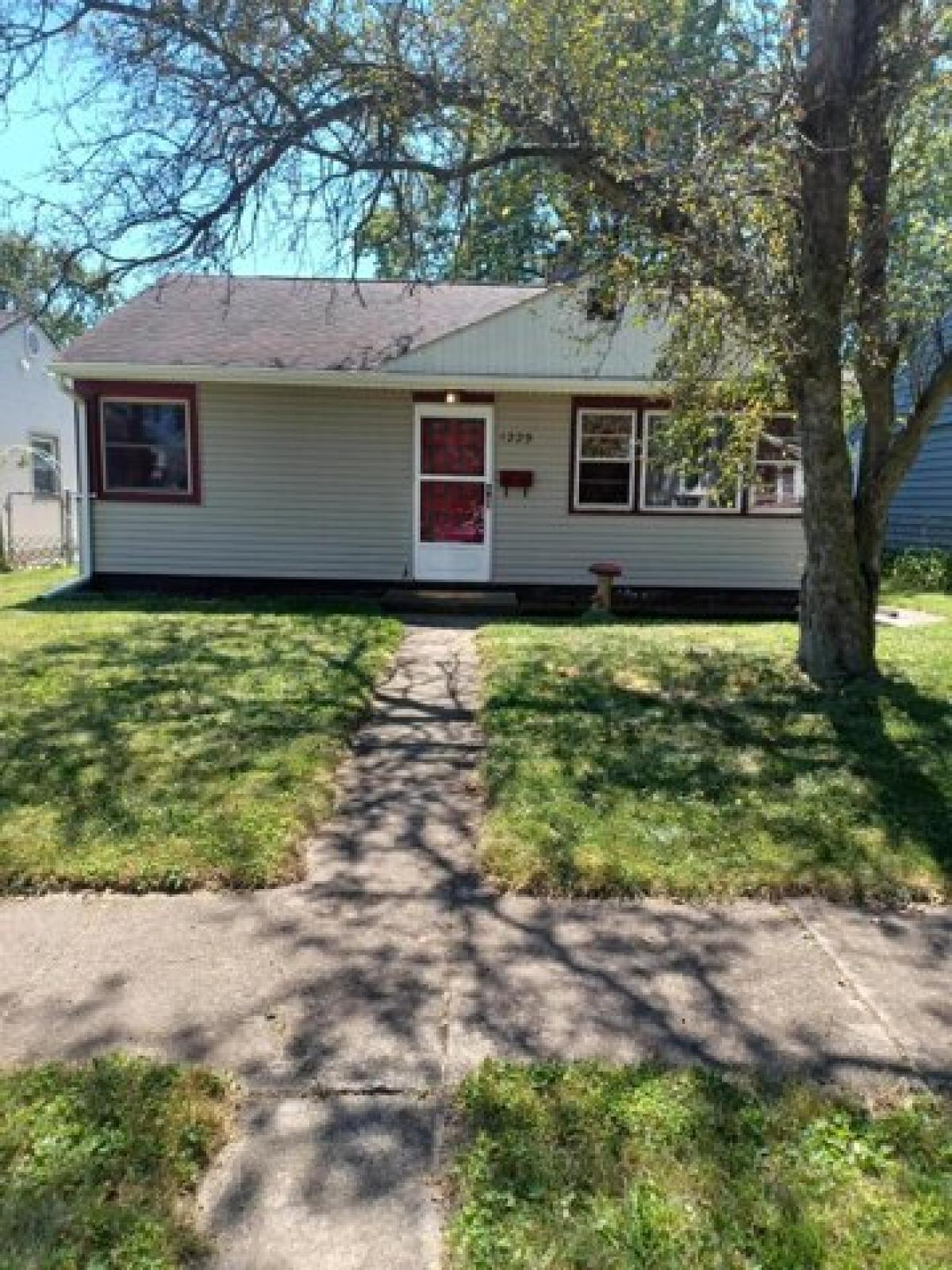 Picture of Home For Sale in Hobart, Indiana, United States