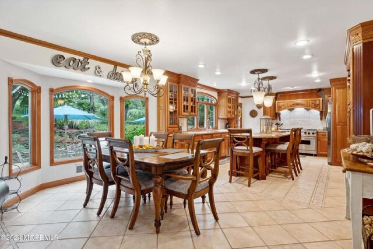 Picture of Home For Sale in Colts Neck, New Jersey, United States