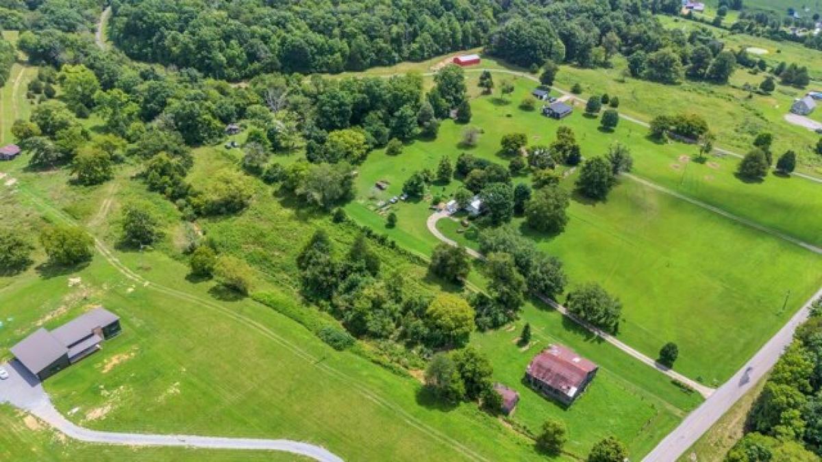 Picture of Home For Sale in Bethpage, Tennessee, United States