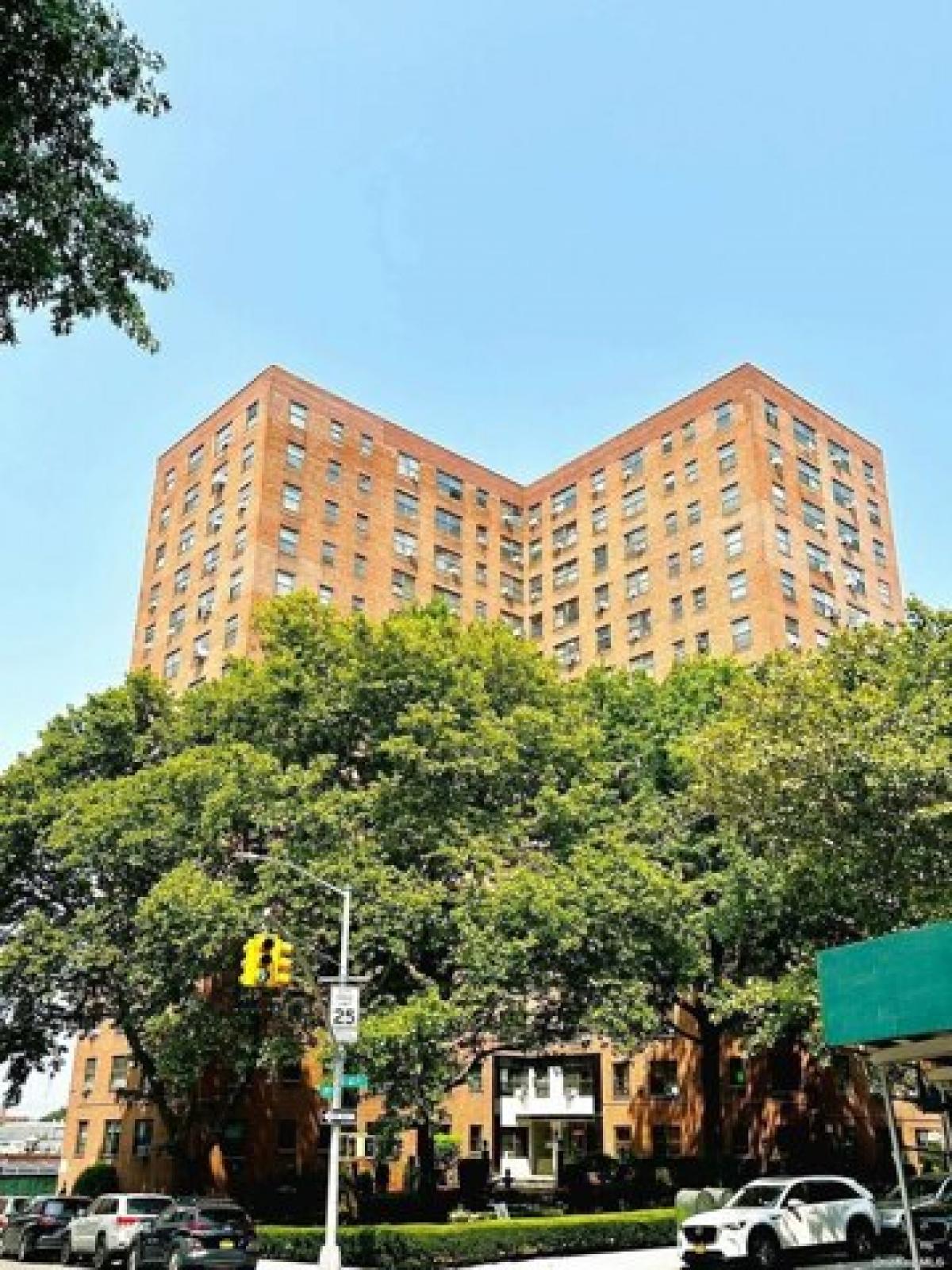 Picture of Home For Sale in Rego Park, New York, United States