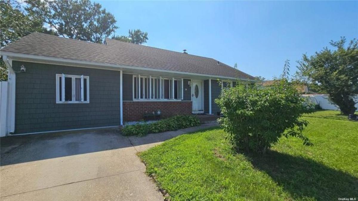 Picture of Home For Sale in Bay Shore, New York, United States