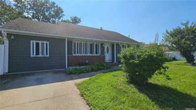 Home For Sale in Bay Shore, New York