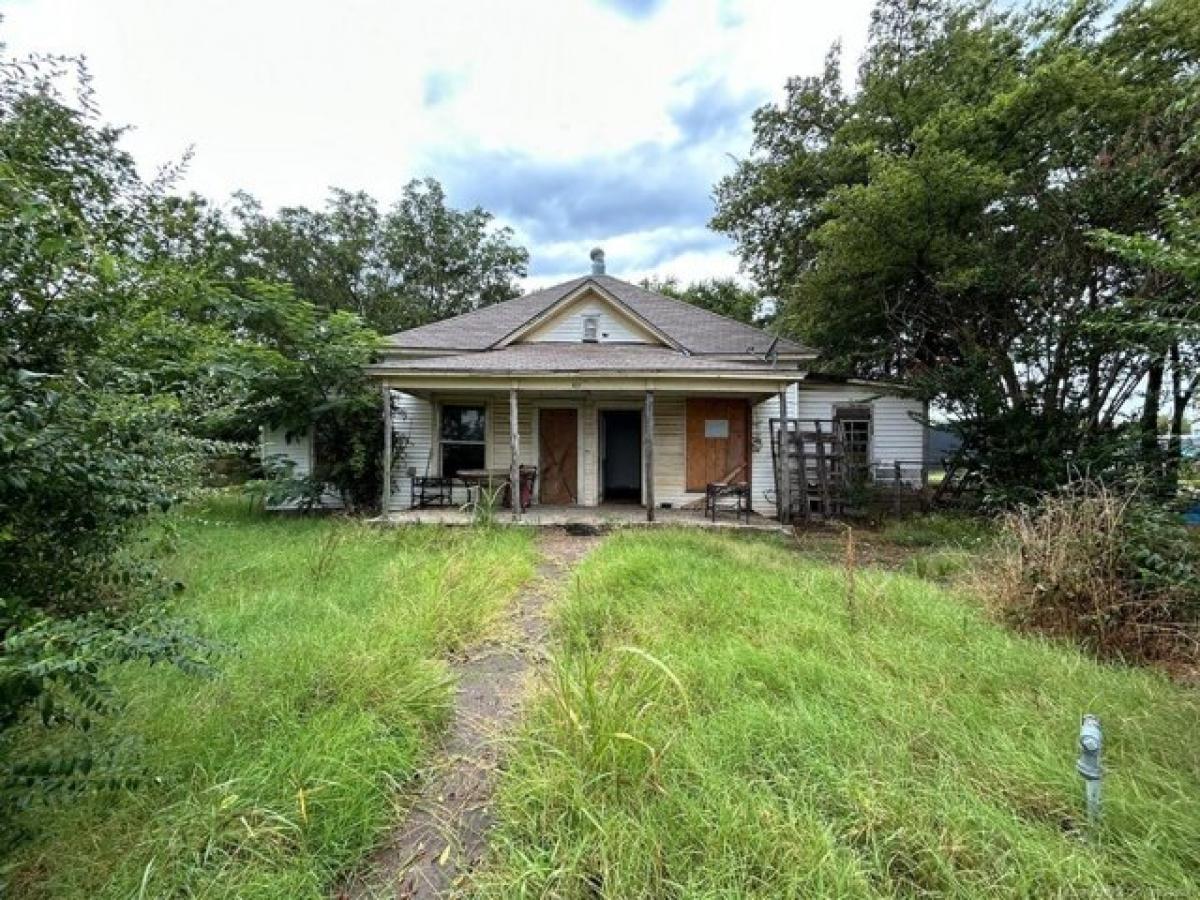 Picture of Home For Sale in Savanna, Oklahoma, United States