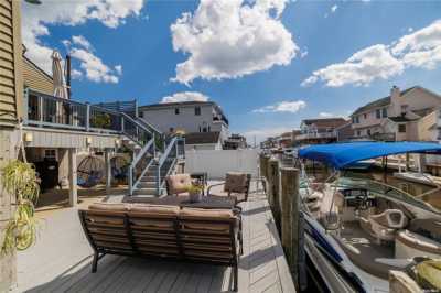 Home For Sale in Lindenhurst, New York