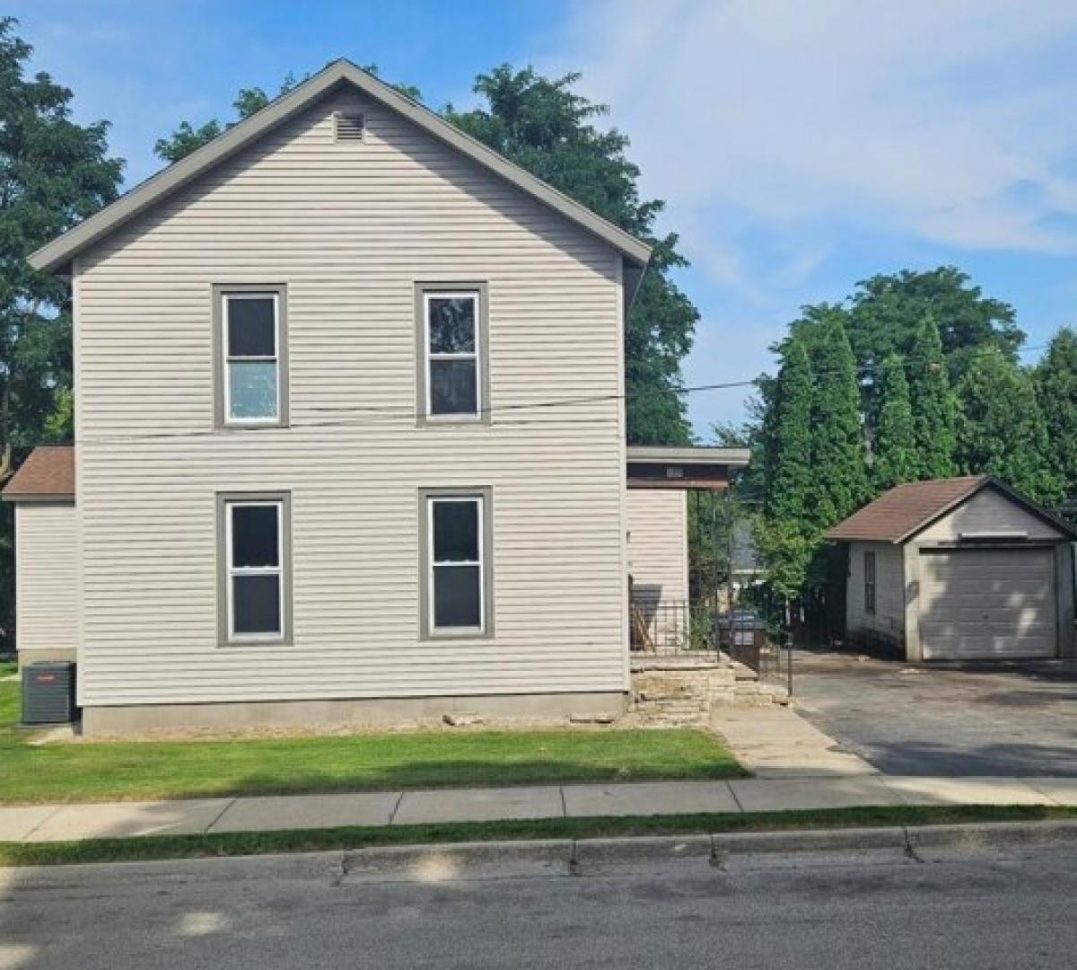 Picture of Home For Sale in Whitewater, Wisconsin, United States