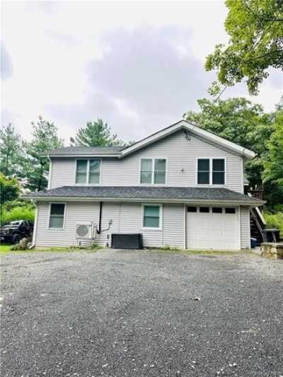 Home For Sale in Valley Cottage, New York