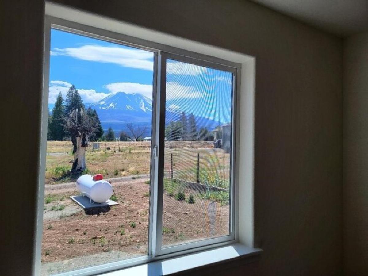 Picture of Home For Sale in Weed, California, United States