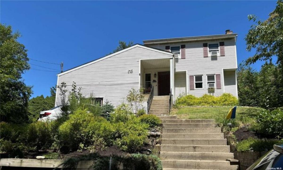 Picture of Home For Sale in Rocky Point, New York, United States