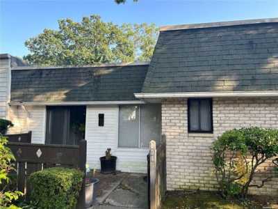 Home For Sale in Medford, New York