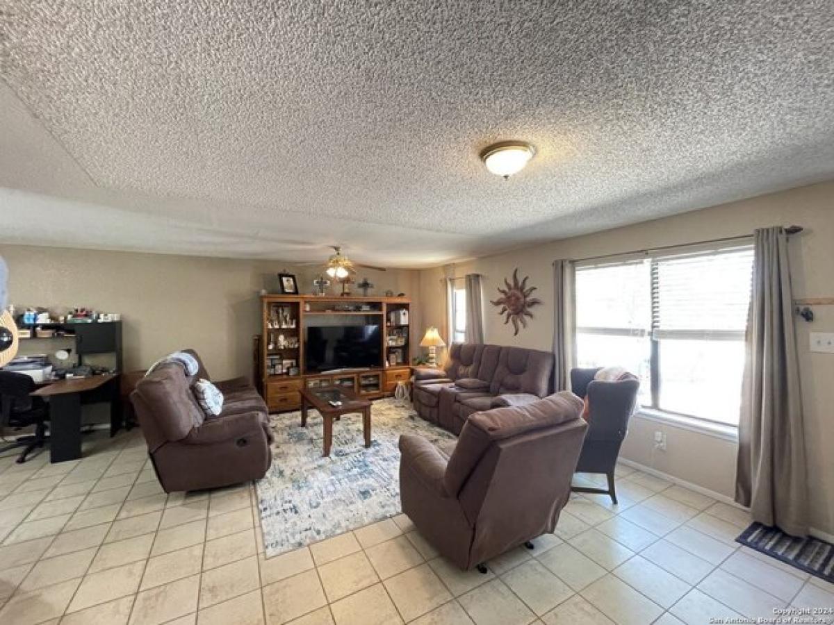 Picture of Home For Sale in Devine, Texas, United States