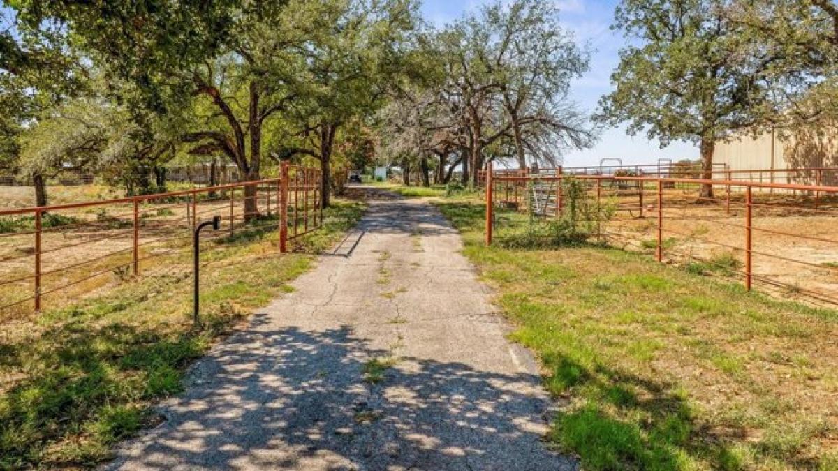 Picture of Home For Sale in Mineral Wells, Texas, United States