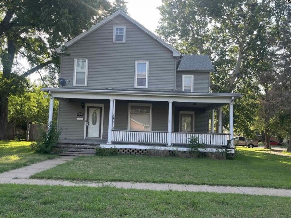 Picture of Home For Sale in Lyons, Kansas, United States