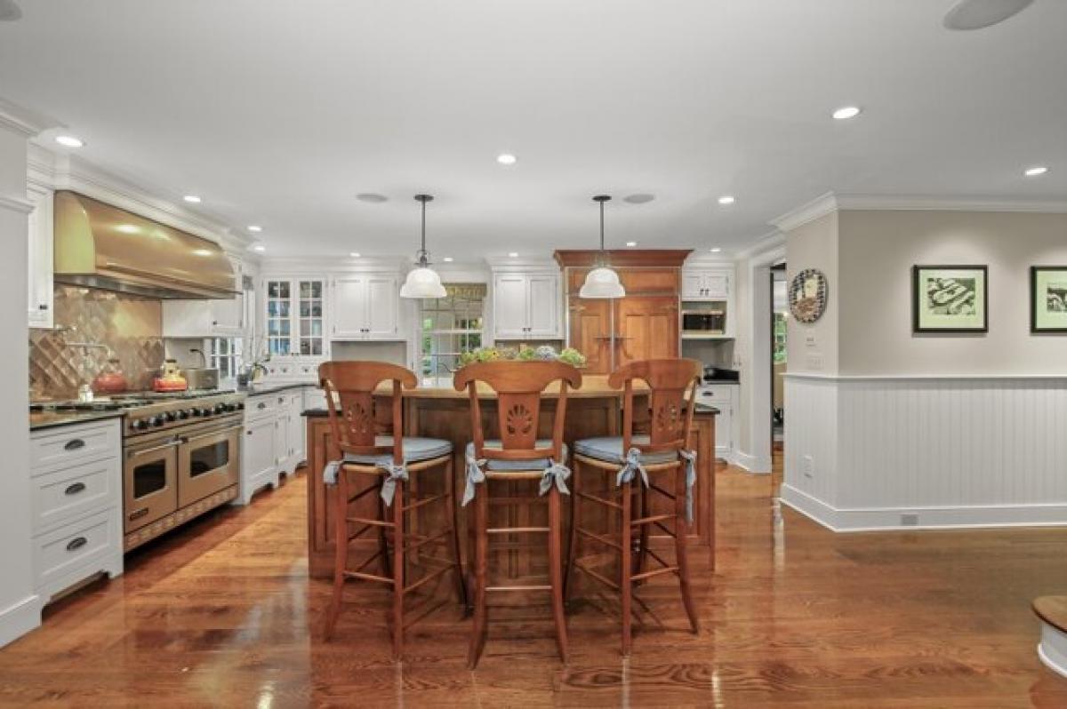 Picture of Home For Sale in New Canaan, Connecticut, United States