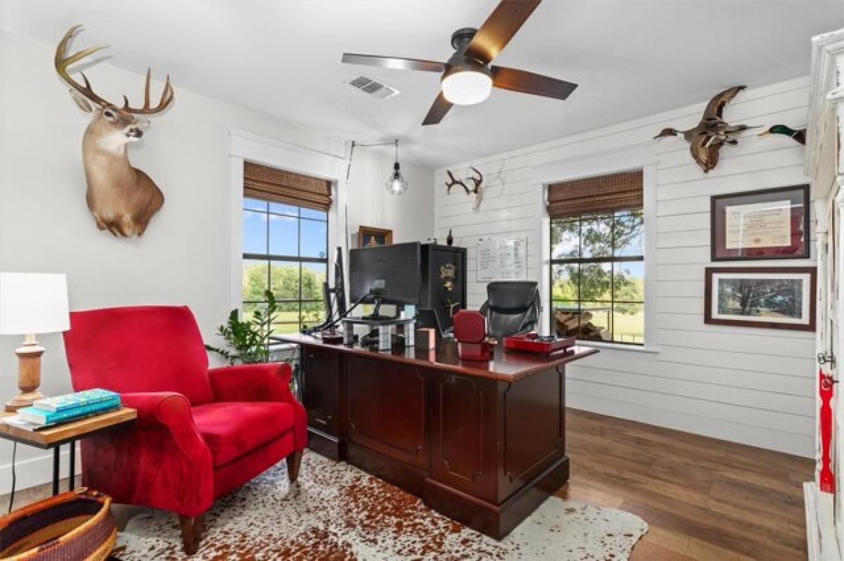 Picture of Home For Sale in Zavalla, Texas, United States