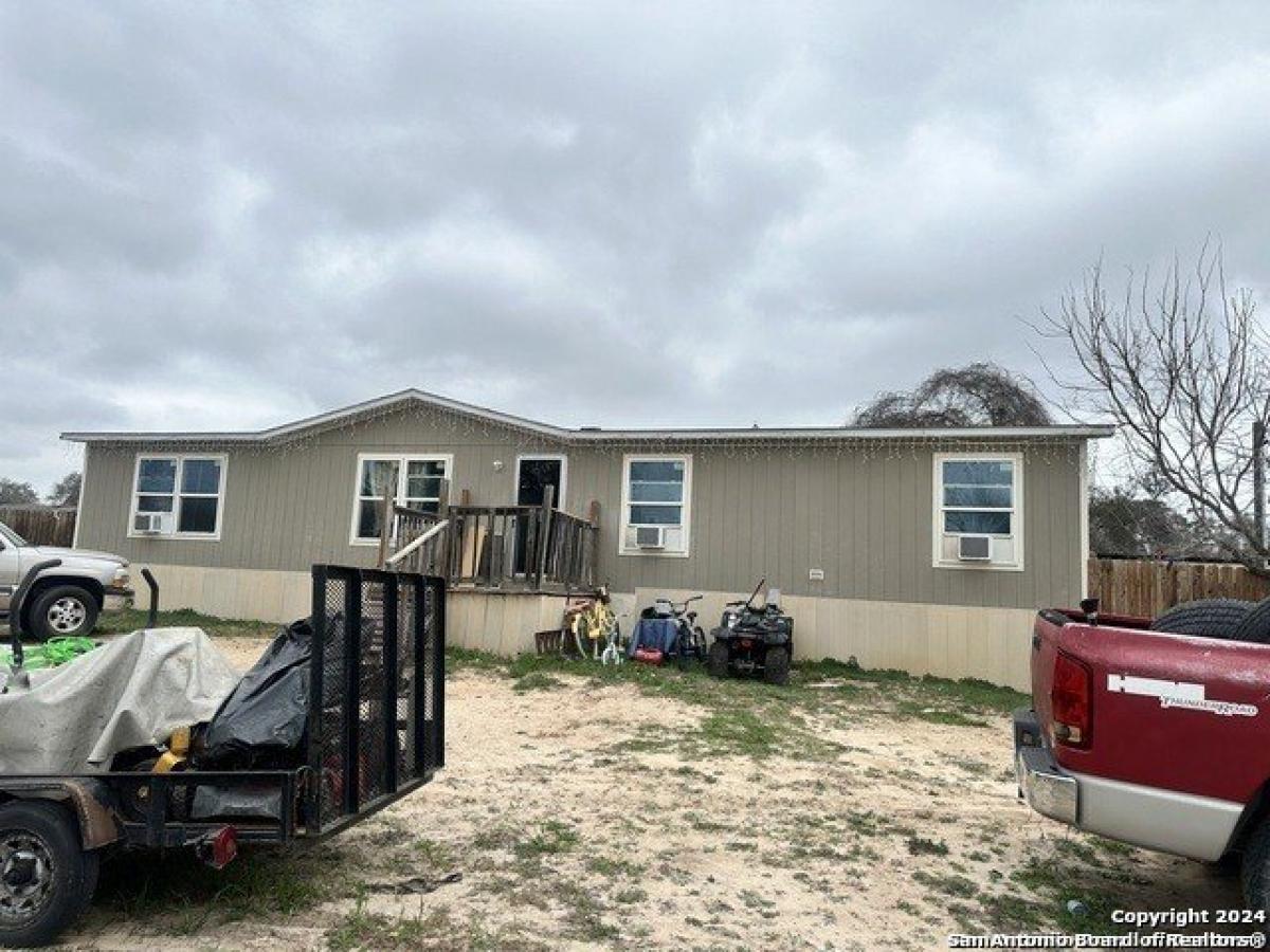 Picture of Home For Sale in Elmendorf, Texas, United States