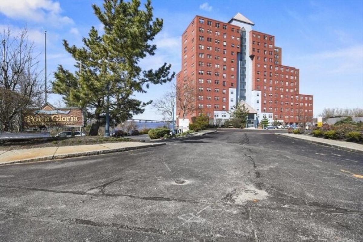 Picture of Home For Sale in Fall River, Massachusetts, United States