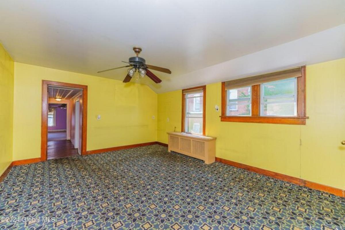 Picture of Home For Sale in Watervliet, New York, United States