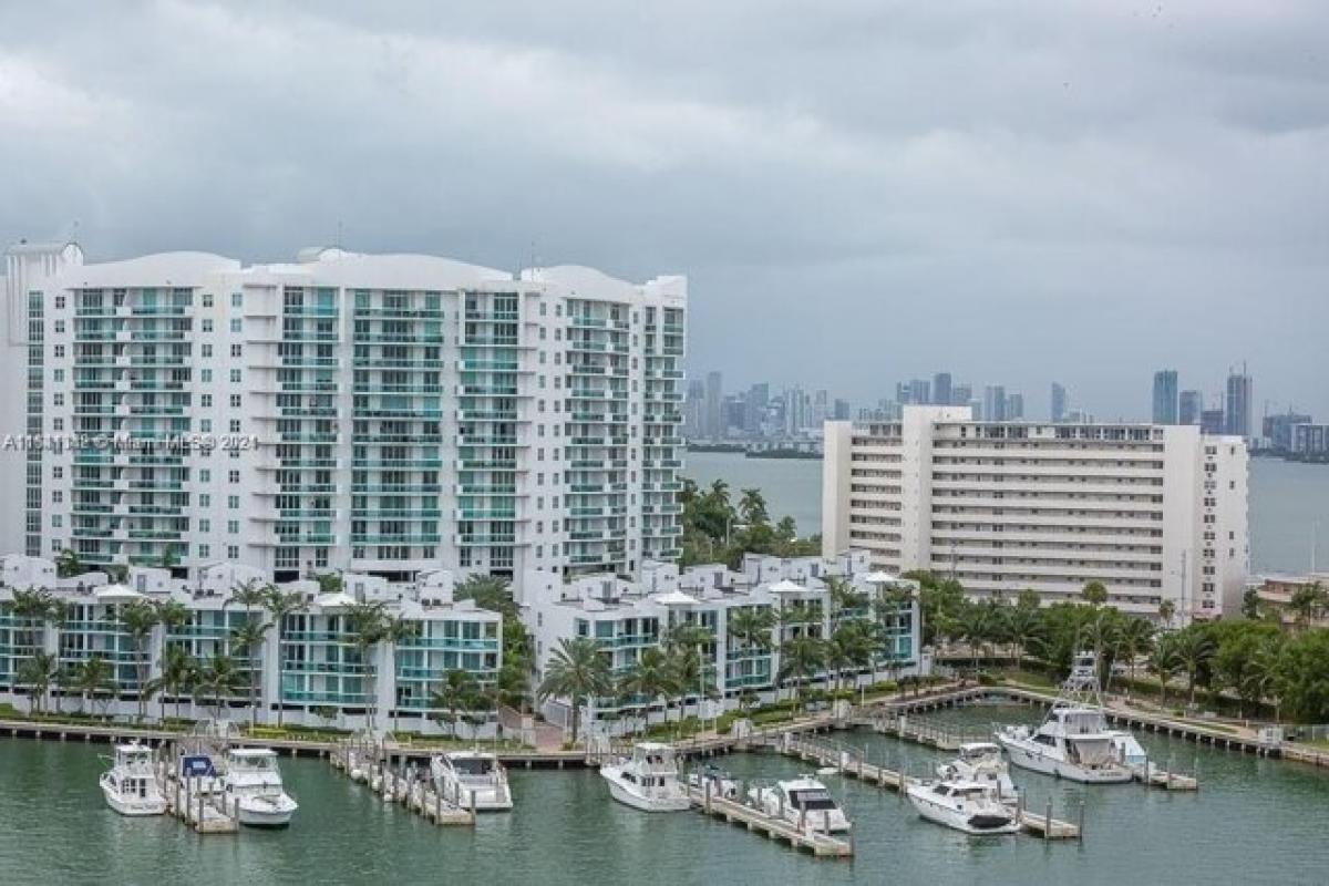 Picture of Home For Sale in North Bay Village, Florida, United States