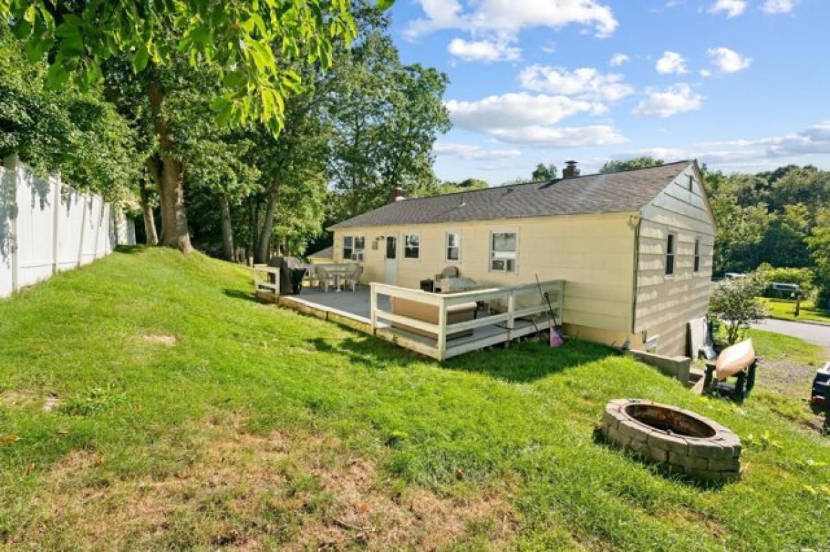 Picture of Home For Sale in Waterford, Connecticut, United States