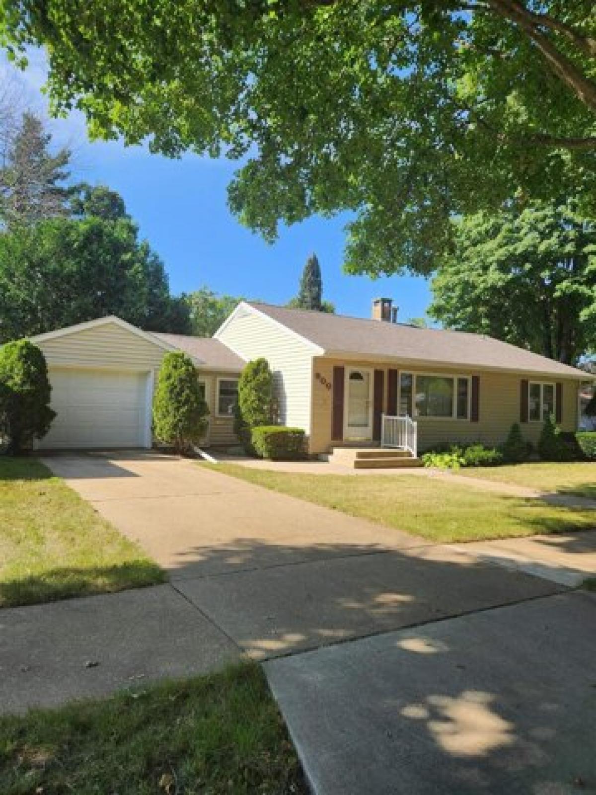 Picture of Home For Sale in Charles City, Iowa, United States