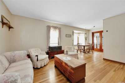 Home For Sale in Wantagh, New York